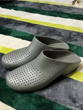 Men's Calzuro Professional Clogs with Holes Size 8-8 1/2-9